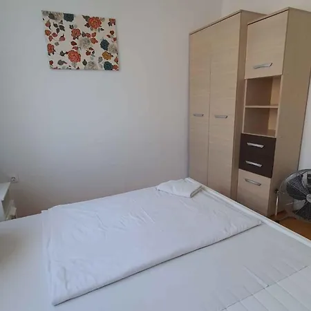 Two-bedroom Near 3 Lägenhet *